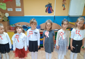 Dziewczyny stoją na baczność do Hymnu Polski